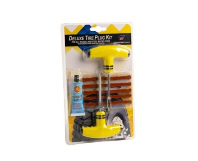 Set pentru repararea anvelopelor cu mânere din plastic.